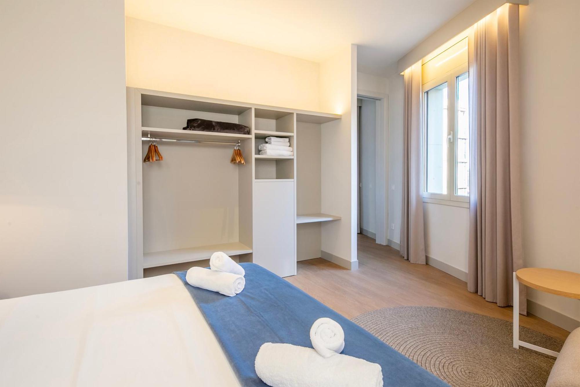 Fisa Rentals Ramblas Apartments Барселона Екстер'єр фото